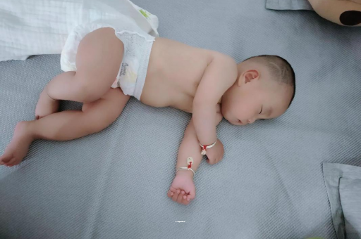 南京几个月宝宝会抬头